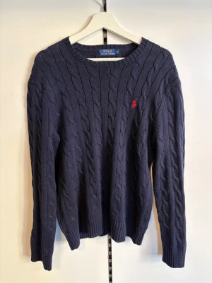 Ralph lauren tröja  - En mörkblå stickad Ralph lauren tröja i mycket bra skick. 