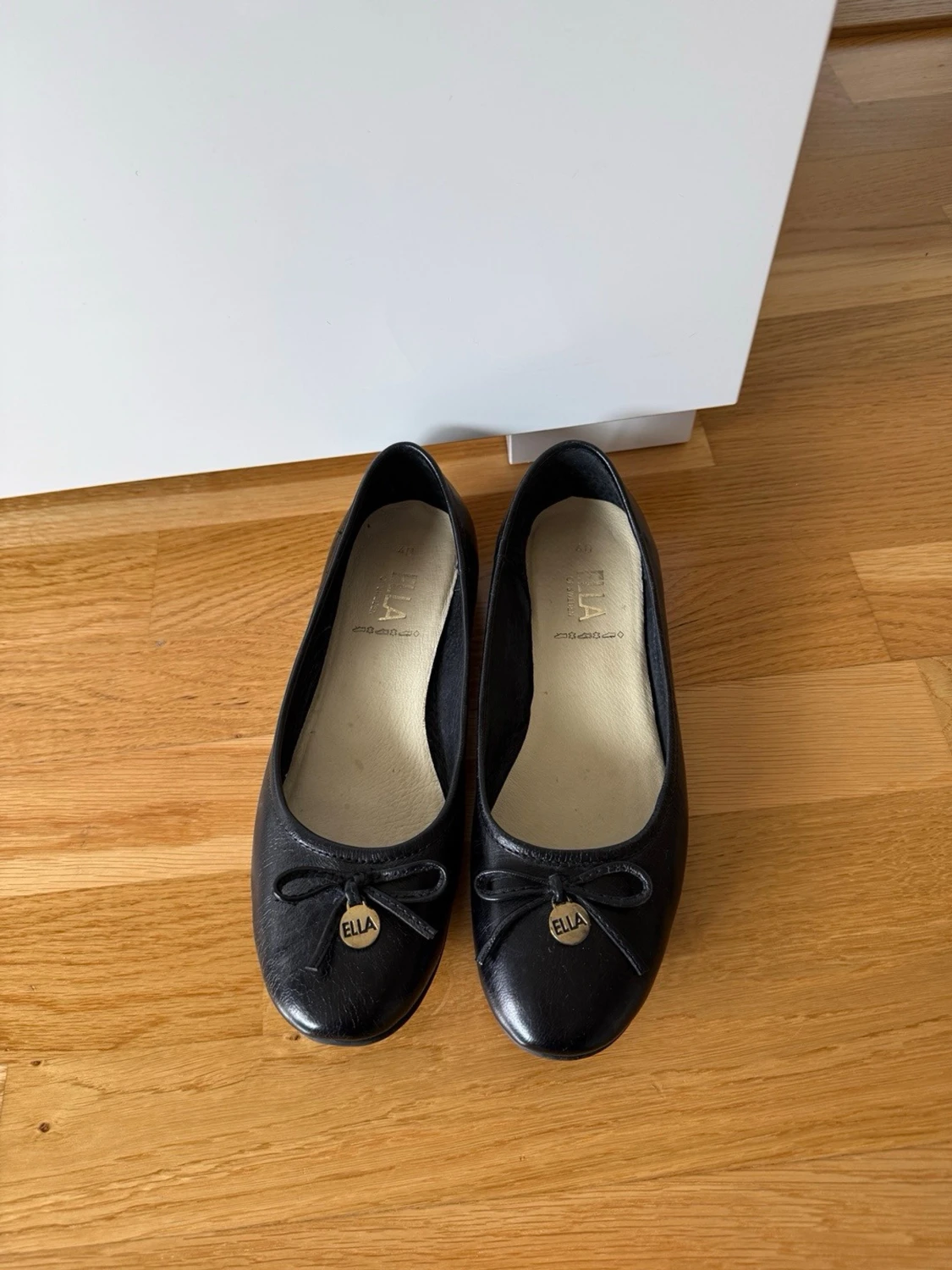 Svarta ballerinaskor från ELLA