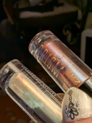 MUA PRISM holografiskt PIGMENT ca 50% kvar se bilder  - Säljer ett PRISM holografiskt Väldigt finkornigt slätt oyigmen med skimrande, iriserande finish. Färgen skiftar mellan rosa, koppar och pärlemor beroende på ljuset. Hylsan är transparent och modern med metallicdetaljer. Perfekt för dig som vill ha en unik och glansig look.