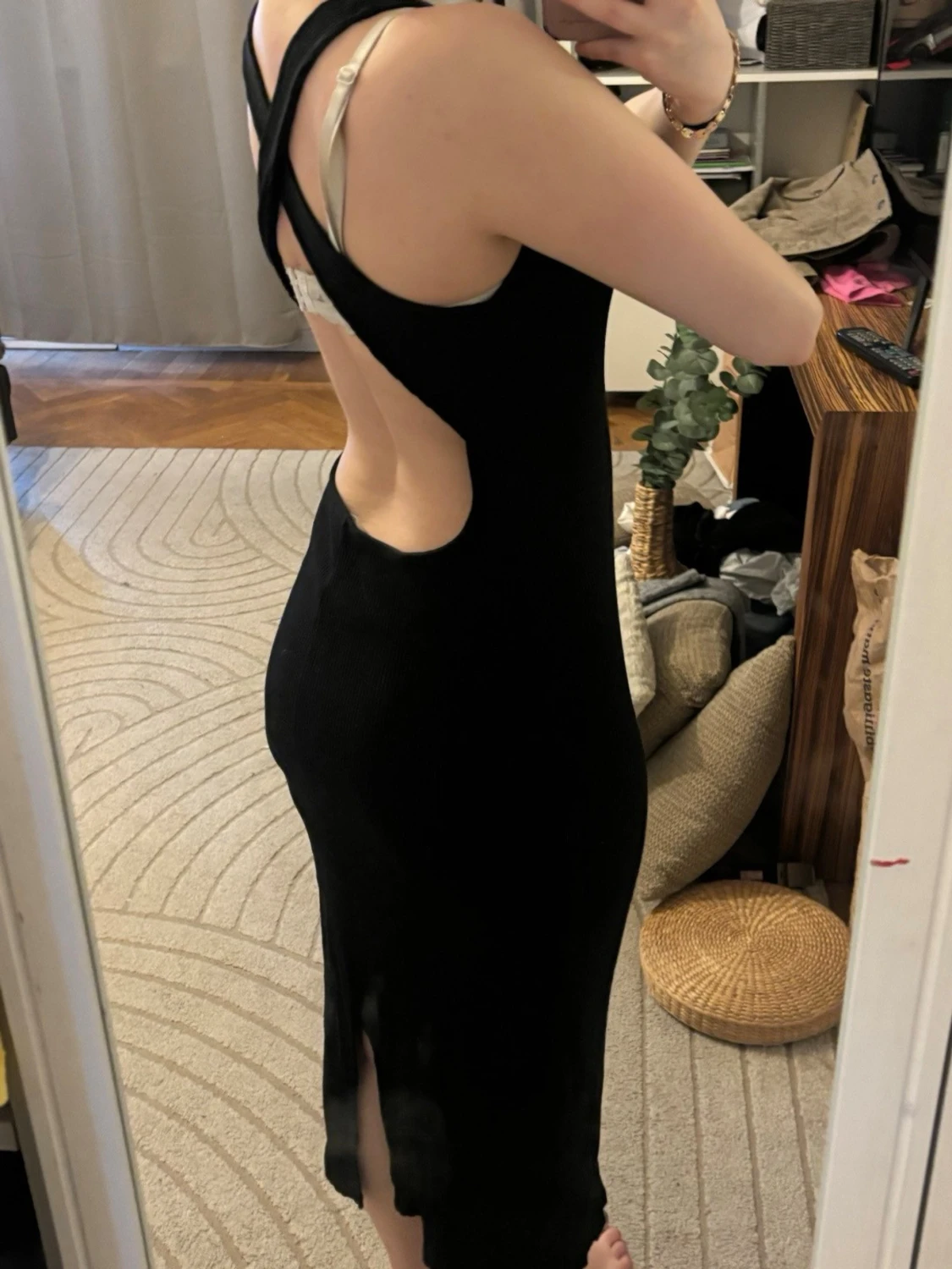 Svart ribbad långklänning med öppen rygg - 1