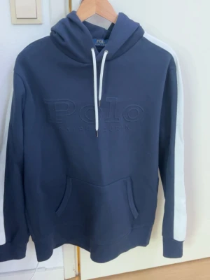 Ralph lauren hoodie - En ralph lauren hoodie i storlek L, den är väldigt unik inte många som har den