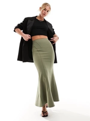 Khakigrön långkjol - Elegant khakigrön långkjol med en figursydd passform som breddar ut sig mot fållen. Kjolen har en stilren design utan mönster eller extra detaljer, vilket gör den lätt att matcha med olika toppar. Nypris 990