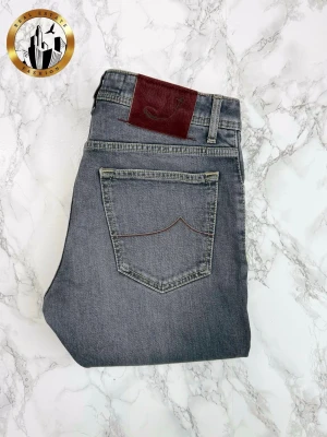 Jacob Cohën 33 - Mörkblå Jacob Cohën Style 622 jeans i storlek W33 i mycket bra skick. Tveka inte på att höra av dig för fler bilder eller vid minsta fundering! Självklart äkta. Skick: 9/10 | Mått A: 42,5cm | Mått B: 101cm | Mått C: 80cm
