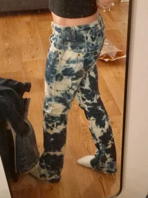 Lågmidjade vintage bootcut jeans  - Säljer ett par jättecoola vintage bershka jeans som är vökdigt lågmidjade, i ganska bra skick inga defekter vad jag märkt💕🥰