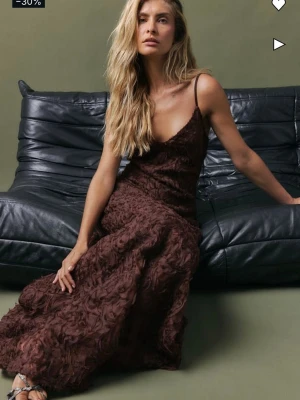 Brun långklänning med axelband - Köpte på NA-KD men han inte returnera i tid :( 