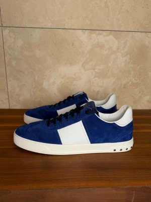 Valentino Garavani flycrew marin blå  - Valentino flycrews navy blue. Helt nya med dustbags samt nya snören. Storlek 45. Slutsåld modell. Pris 4790kr, finns att köpa på våran hemsida, Fashionels.com våran hemsida. 