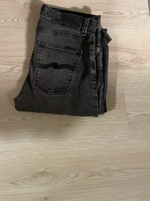 Svarta jeans från Nudie Jeans - Säljer nu dessa svarta nudie jeans i passformen lean dean. Passa bra till allt och varsamt använda. Mvh, af Klint