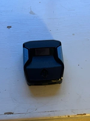 Cronus zen - Säljer en svart Joy-Con laddare till Nintendo Switch. Kompakt och stilren design i plast med en matt finish och tydliga kanter. Perfekt för att ladda dina handkontroller smidigt och snabbt.