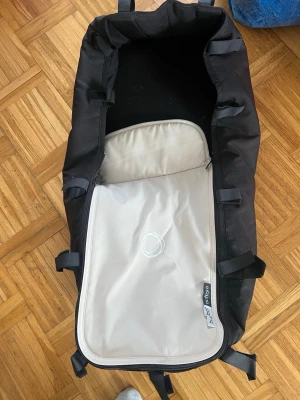 Bugaboo Buffalo liggdel svart/beige - Säljer en Bugaboo Buffalo liggdel i svart och beige. Liggdelens yttertyg är svart och insidan är ljusbeige. Passar till Bugaboo Buffalo barnvagn och har flera remmar och dragkedja för enkel montering. Perfekt för småbarnsföräldrar.