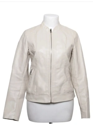 Beige jacka med skinnimitation  - Snygg jacka med rak passform och ståkrage. Jackan har dragkedja framtill och två fickor med dragkedja på sidorna. Stilren design som passar till många olika looks och ger en fräsch vibe.