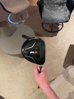 TaylorMade M2 3-wood golfklubba - TaylorMade M2 golfklubba. Använt skick, inga defekter som påverkar spelandet. Klubban har även ett nytt grepp