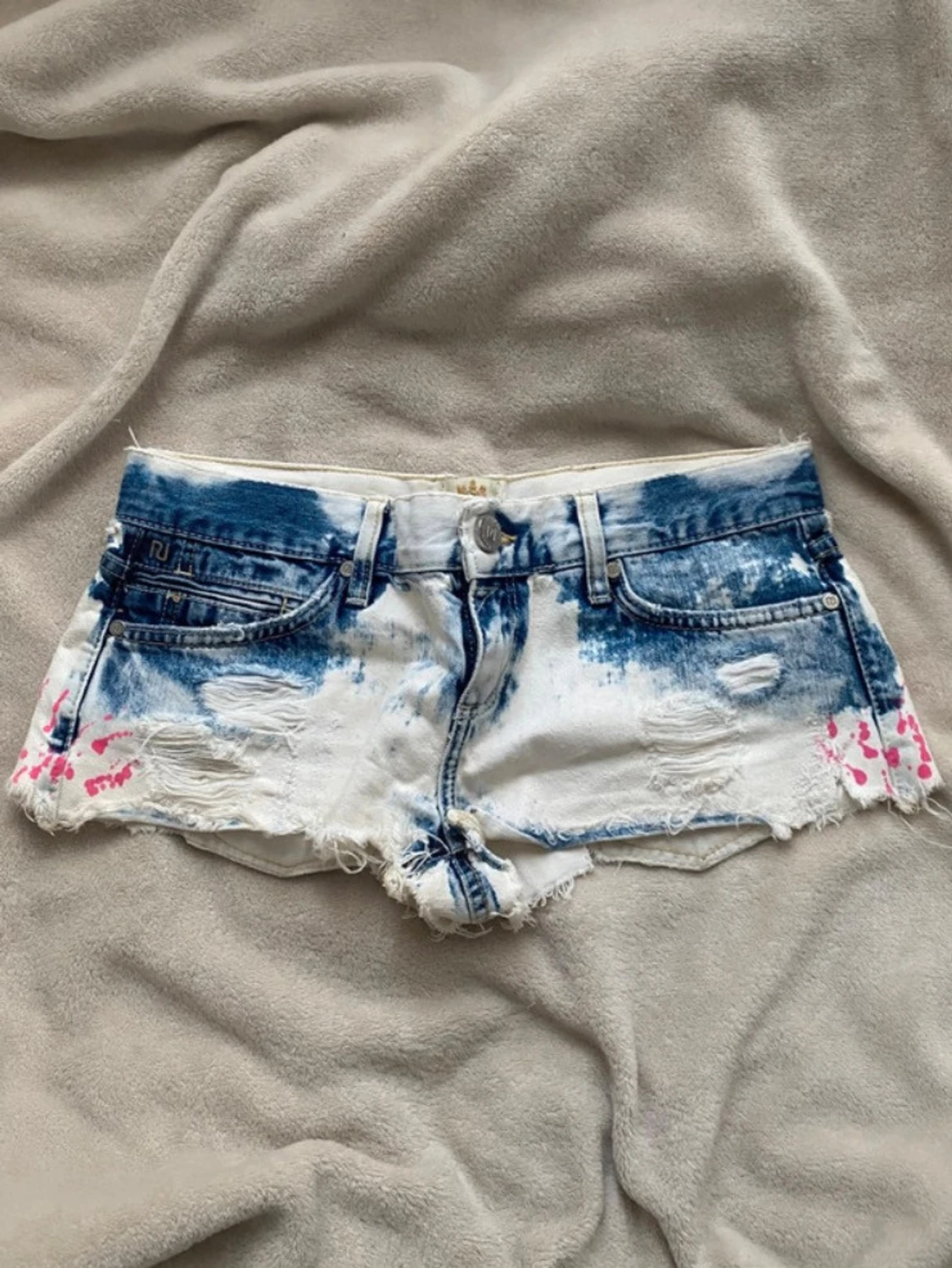 Blåvita slitna jeansshorts med rosa detaljer