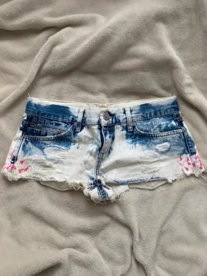 Blåvita slitna jeansshorts med rosa detaljer - !Lågmidjade jeansshorts 🩵🩵 midjemått 38 cm, längd 22