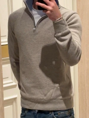 Hartford half-zip beige - Jätte fin bomull/kaschmir tröja men får inte särskilt mycket användning av den längre. Storleken är ”16” alltså för 16 åringar, enligt mig passar den precis som en small (S).  70% bomull 30% kaschmir