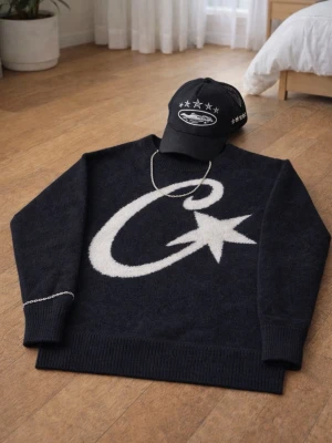 CORTIEZ + KEPS - Stickad Cortez tröja med keps, i size S och heeeelt ny. Finns i svart 🖤 grå 🩶 rosa🩷 färger kolla min bio!         ⚠️för att få den för 499 + keps, skriv hill mig  (123)⚠️