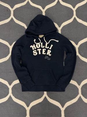 Hollister hoodie - En fet hollister hoodie som sitter som xs och är i topp skick. Titta på måtten om ni är osäkra på storleken😊