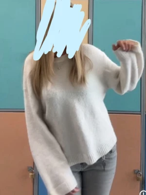 vit stickad tröja - säljer denna jättesnygga vita stickad tröja från Gina tricot eftersom den har blivit för liten🤍