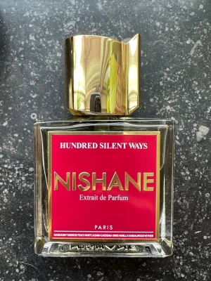Nishane Hundred silient way  - Du har in i fantastiska doften 50 ML som är endast provat så den är ny förrutom provat.    Unisex doft som är annorlunda än all annat som finns på marknad idag luktar unikt och elgant med söthet som stör ingen människa eller ängel 