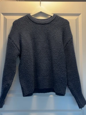 Blå stickad tröja  - Super fin stickad tröja från Bikbok, super mysig! Säljer då jag ej använder den🥰