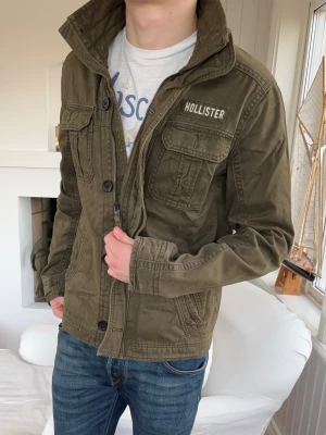 Olivgrön jacka från Hollister - Modell: 182cm, 72kg. Passar mig lite smått med Tisha men skulle rekommendera om du brukar ha small i jackor att ta denna . Storlek small