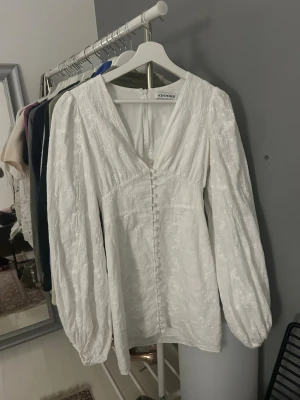 Vit klänning med broderade detaljer från Adoore - Supersöt vit klänning från Adoore. Perfekt för studenten🤍