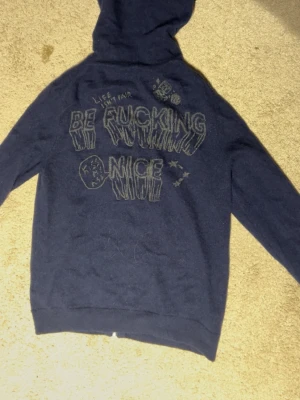 Zadig Voltaire Kashmir zip Hoodie - Säljer en Zadig Voltaire Hoodie som är 100% Kashmir. Väldigt sällsynt som köptes i en Zadig butik i Spanien för ett par år sedan. Hoodien är storlek S och är i bra skick. Skriv privat för mer bilder eller information. Pris kan även diskuteras vid snabb affär 