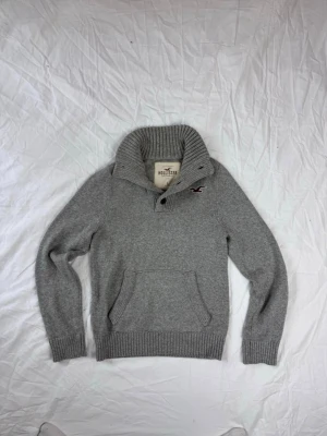 Hollister quarterzip  - Säljer nu en Hollister Quaterzip👕                                                              Storlek: L, Skick: 9/10, Skriv vid minsta fråga, Fraktar alltid inom 24h efter köp📦