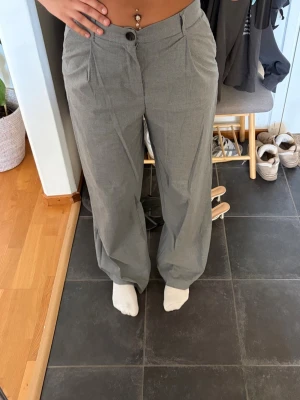 Gråa vida kostymbyxor Zara - Snygga grå kostymbyxor med hög midja och vida ben från Zara. Jag är 175 för referens 