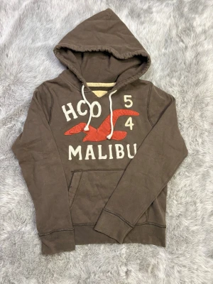 Hollister hoodie - Säljer denna sällsynta och mycket eftertraktade Hollister hoodie | Storlek M | Skick 9/10 | Vid eventuella frågor hör gärna av dig och erbjuder bra pris vid köp av bundle 😁✅