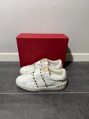 Valentino rockstuds  - Valentino open rockstuds, storlek 39,5 skick 9/10 mycket fint skick, box medföljer vid köp, nypris 8500kr, vid funderingar hör av er.