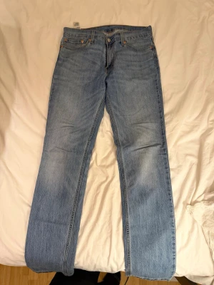 Levi's ljusblå raka jeans - Klassiska ljusblå jeans från Levi's med rak passform och femficksdesign. 