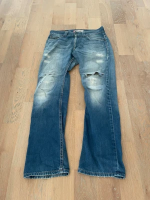 Bootcut Levi’s Loose - En aning loose bootcut levis 507, jeansen sitter stiligt och bild finns på slide 2. Säljer eftersom att jag ej använder dem! alla defekter syns på bilderna