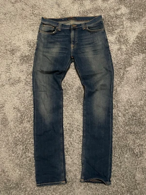 Nudie Jeans - Nudie Jeans i mycket bra skick 👏 | Storlek W32 L32 📏 | Vid frågor eller diskussion om pris är det bara att skriva ✍️ | Frakt inom 48h 📦