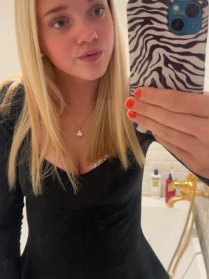 Svart långärmad topp med spets - Säljer denna långärmade tröjan från Gina, köptes i höstas för ca 300. Använd typ 3 gånger så inga defekter eller tecken på användning, hör av er vid frågor!💗