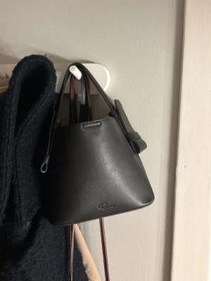 Svart handväska  - Snygg svart väska 