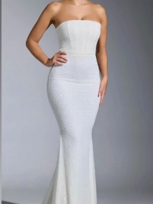 Vit Oh Polly Klänning  - Drömklänning i vitt med pärlor och glitter, använd endast en gång och i toppskick! Passar perfekt till balen, fest eller annat speciellt tillfälle 🤩🌺 Storlek 36 (Uk 8)