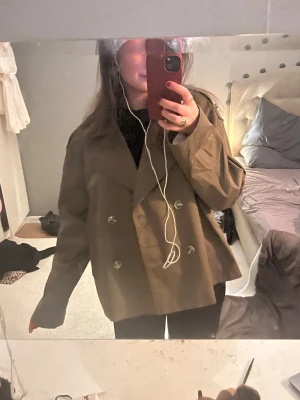 TRENCHCOAT  - SÅ SNYGG jacka till våren 😊stl är XL men jag brukar ha S-M. nypris 559:- ish. SLUTSÅLD 