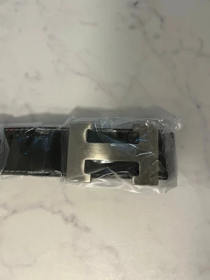 Bälte  - Ny bälte , oöppnad , passar med jeans eller kostym byxor 