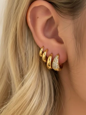 Guldpläterade chunky hoops örhängen - Säljer ett set med guldpläterade chunky hoops örhängen i olika storlekar. Några av örhängena är dekorerade med små gnistrande stenar för extra bling, medan andra har en slät, blank finish. Perfekta för att mixa och matcha till olika looks. Material hög kvalitet rostfritt stål, vattentåliga.