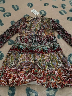 Zara klänning - Super fin Zara klänning. Helt ny med tagg. Nypris 599kr. 