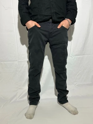 Svarta Dondup jeans - Säljer ett par dondup jeans för endast 399 nypris är runt 4000. Modellen är 165cm. Jeansen har orginalslitningar från fabrik. Mvh Oakmontfits 