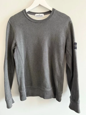 Stone Island Sweatshirt - Stilren Sweatshirt från Stone Island. Använd några gånger men är helt felfri. Passar mig som har M men passar även S. Kom dm för frågor eller funderingar. Pris kan diskuteras