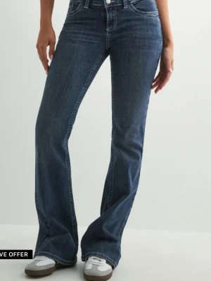 Blå bootcut jeans i denim - blå bootcut jeans med låg midja. Nyligen köpta använda 1 gång