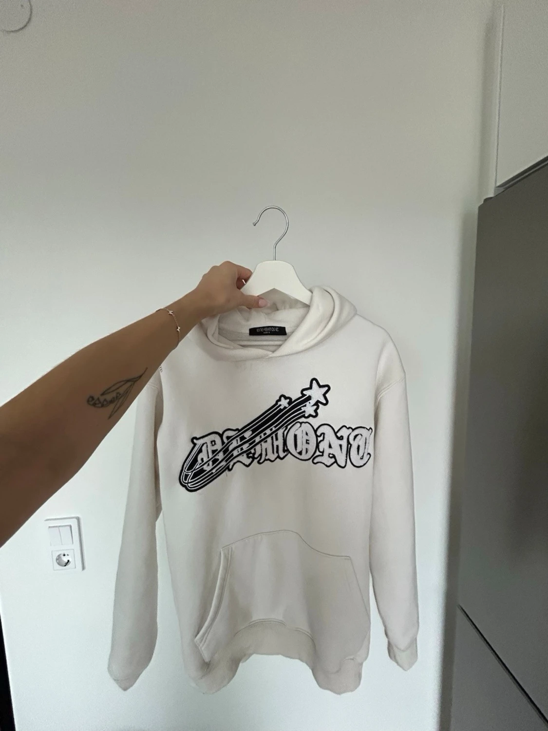 Vit hoodie från Demont med tryck