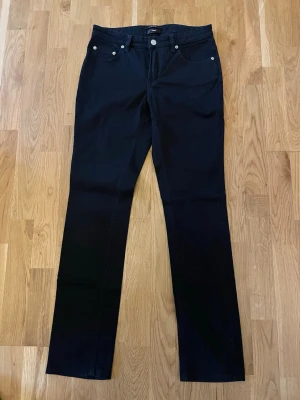 Jeans Filippa K  - Snygga svarta jeans från Filippa K i mycket fint skick. Smal modell, Niki Twill jeans. 