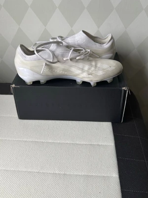 Adidas x crazyfast fotbollsskor - Säljer ett par stilrena vita Adidas x crazyfast fotbollsskor. Perfect för både gräs och konstgräs, använd ett fåtal gånger. Riktigt sköna! Slutproducerade så går ej o köpa längre. STORLEK 42 2/3.