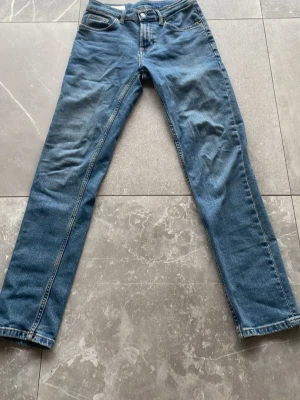Blå raka jeans från Zara - Säljer dessa blåa jeans från Zara i storlek S. Ett par sköna jeans som är använda få gånger och i ett bra skick.