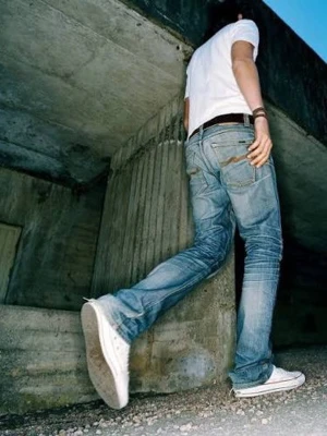 Nudie slim jim bootcut  - Tja säljer ett par nudie jeans med riktigt snygg wash. Modellen heter slim jim och den sitter slim samt lite bootcut. Storleken på lappen är 34/32 men de sitter mer likt W32 L32.