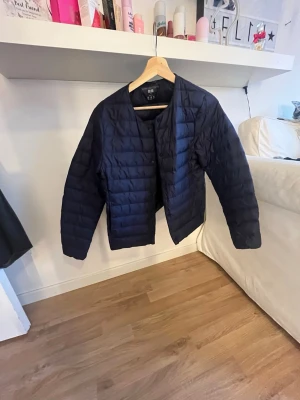 Vårjacka - Jätte fin tunn vårjacka från uniqlo, jag har aldrig använt jackan och säljer pga att den var för stor. Skriv om ni har några frågor eller funderingar💕                                 Pris kan även diskuteras