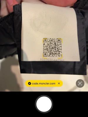 Mörkblå pufferjacka från Moncler - Snygg mörkblå pufferjacka från Moncler med quiltad design och rund krage. Jackan har dragkedja framtill, två fickor med knapp och zip samt diskret Moncler-logga på insidan. Perfekt för kalla vinterdagar och riktigt trendig look. Lappen på insidan har ramlat av men annars är den i jättebra skick! Pris kan diskuteras 💓